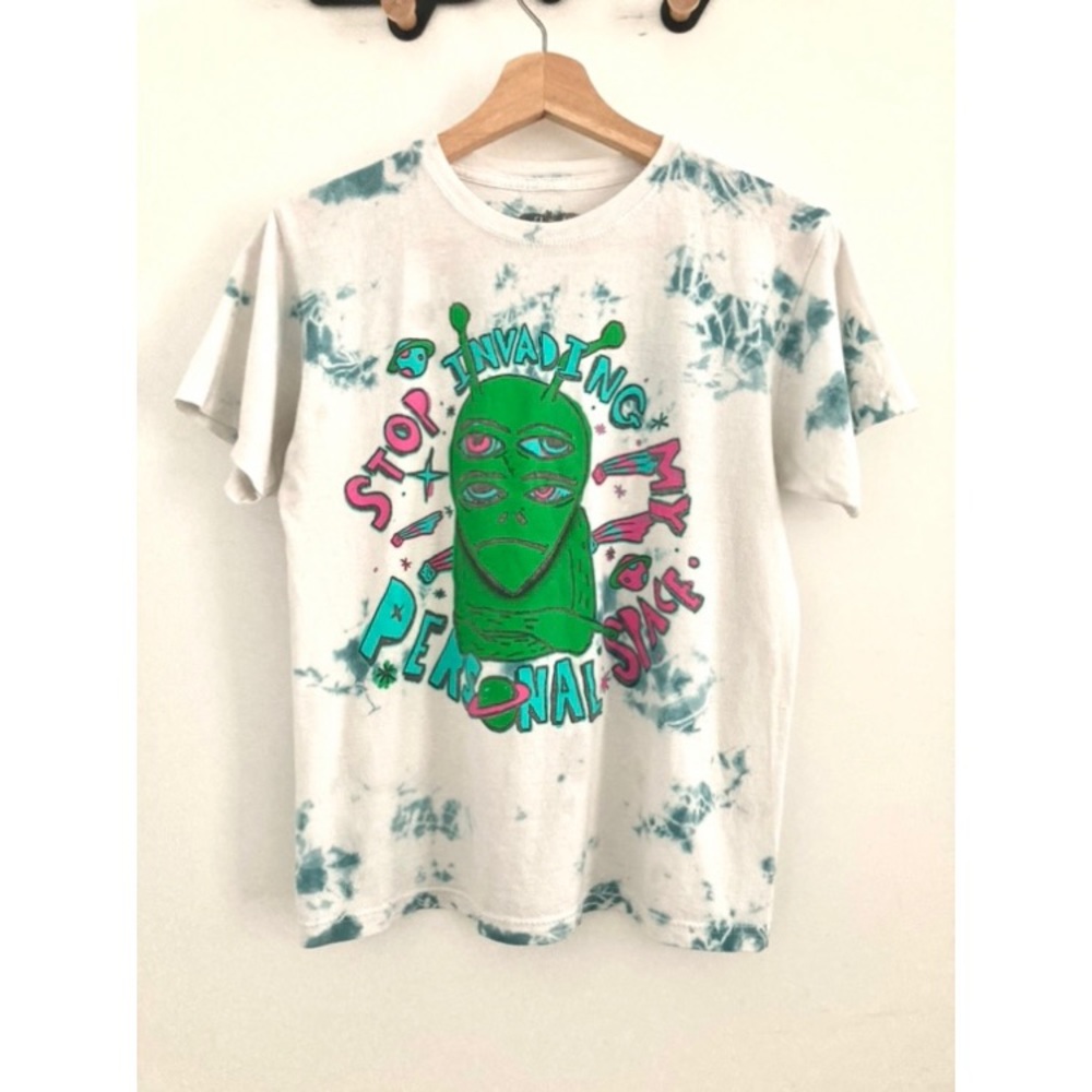 Vintage personal space alien t shirt